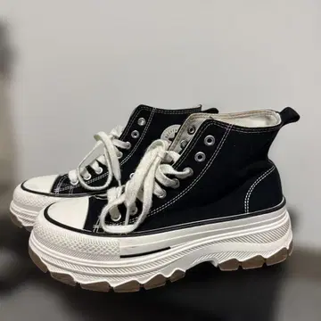 통굽 블랙스 하이컷 스니커즈