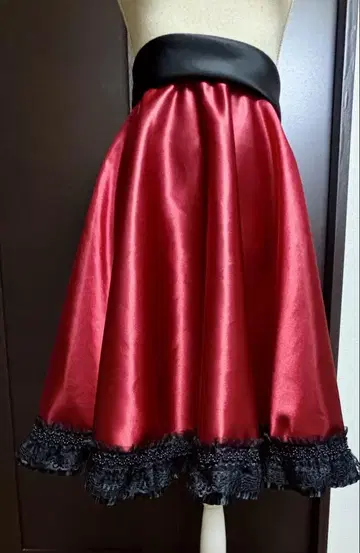 [ 빨간색과 검은색 미디 기장 연습용 스커트 ] 다카라즈카 여역풍