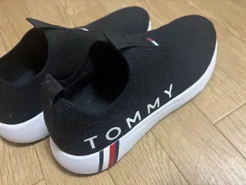 TOMMY 블랙 슬립온 스니커즈