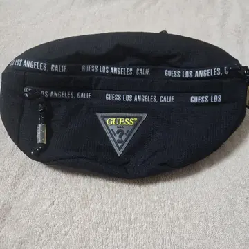 GUESS 바디백 블랙