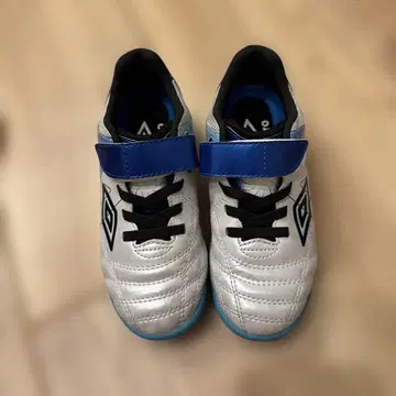 umbro 풋살화 실버/블루