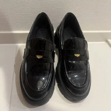 ZARA 통굽 코인 로퍼 블랙 에나멜