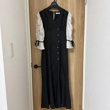 [새상품급] RANDA 블랙 펄 장식 샤린 원피스 머메이드