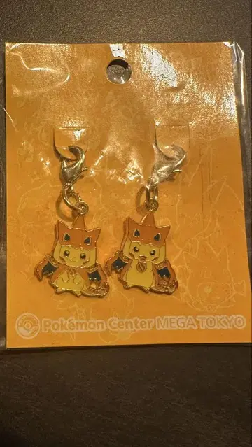 판초를 입은 피카츄 메가 리자몽 키링