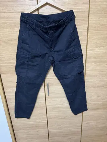 UNIQLO 블랙 카고 팬츠 사이드 포켓 포함