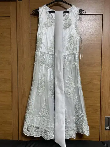 실버 자수 슬리브리스 드레스
