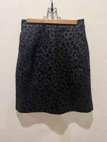 투모로우랜드 레오파드 무늬 타이트 스커트