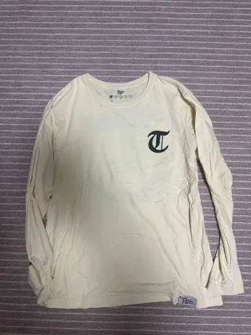 크림색 긴팔 티셔츠 T로고
