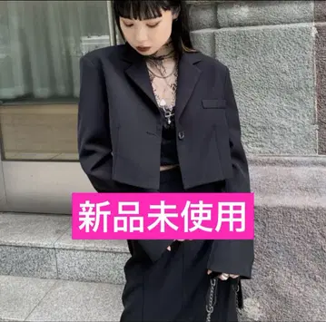 [ 새상품 ] LVEU. 플레어 커프스 크롭 자켓 블랙