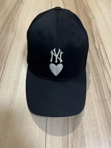 NY 로고 하트 자수 블랙 캡