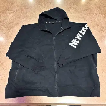 NEW ERA 블랙 후드티 8L