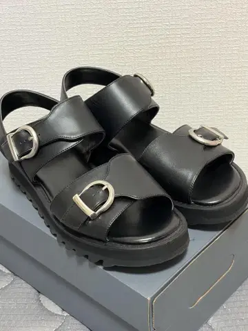 HARE 블랙 샌들 통굽