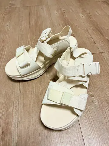 [ 당일 발송 ] 미사용 스케쳐스 아이보리 웨지솔 스포츠 샌들