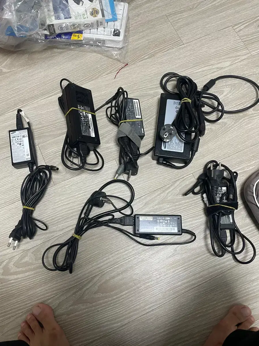 Monitor/Laptop Adapter Collection Samsung/Hp/Dell etc.