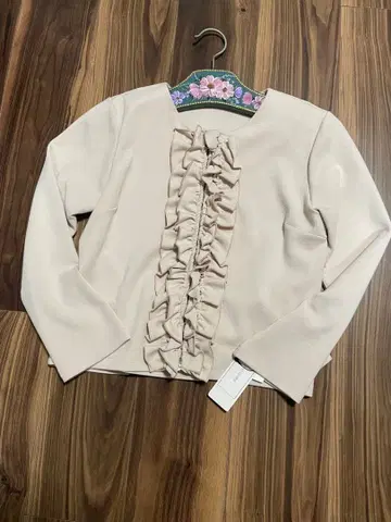 베이지 프릴 노카라 자켓