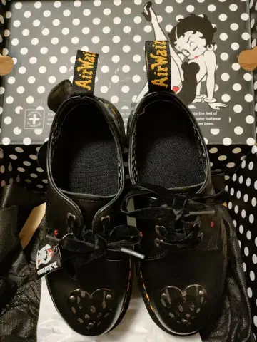 (가격 인하) Dr. Martens 베티  부프 콜라보 신발 UK4