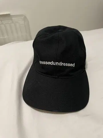 DRESSEDUNDRESSED 캡