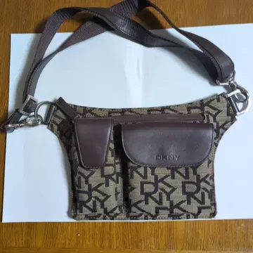 DKNY 로고 웨스트 파우치