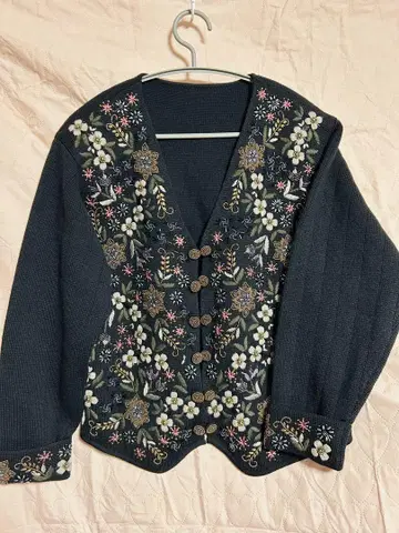 비즈 자수 장식 블랙 노카라 자켓