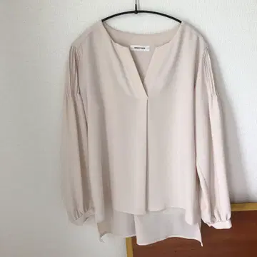 DIRECTOIRE 베이지 V넥 긴팔 블라우스