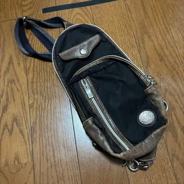 바디백 블랙과 브라운 콤비네이션 오로비안코