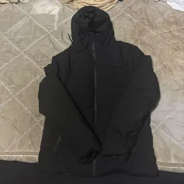 블랙 다운 자켓 후드 부착