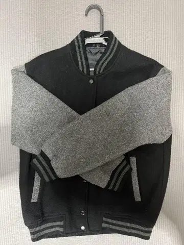 블랙과 그레이 바시티 자켓