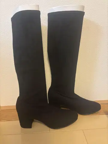 블랙 스웨이드풍 롱 부츠 중간 굽