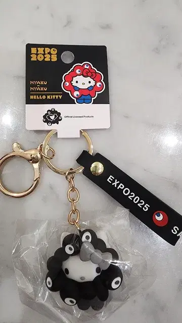 미야쿠미야쿠  흑백 키링 키티