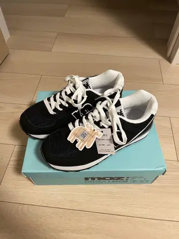 moz 스니커즈 블랙/화이트 23.5cm