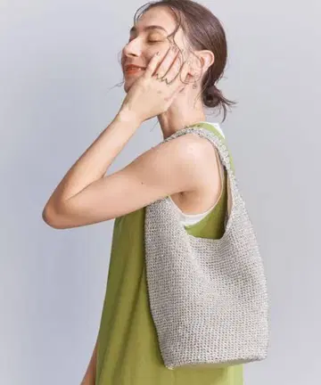 새상품급 BEAUTY&YOUTH 메탈 코드 원핸들 숄더백