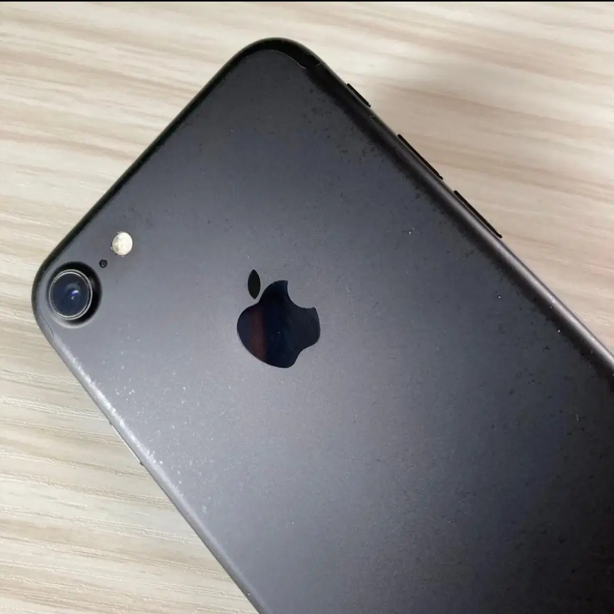 Apple iPhone 7 128GB ブラック79% Apple iPhone 7 (128GB) - Jet Black