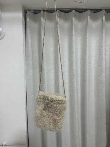 퍼 숄더백