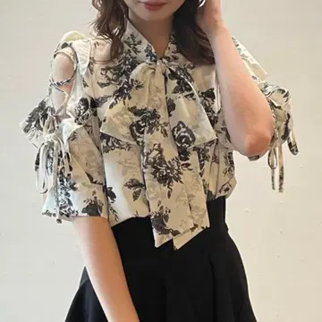 TORTE 어깨 트임 프릴 보타이 블라우스