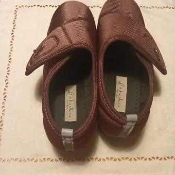셀럽 브라운 실내용 신발