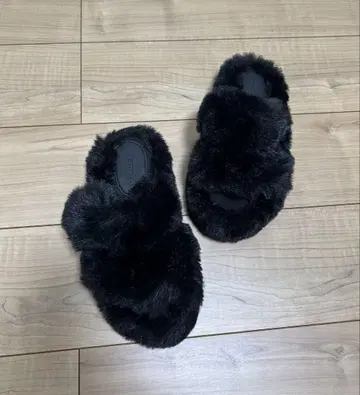 블랙 퍼 슬라이드 샌들