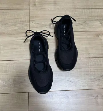 블랙 메쉬 스니커즈