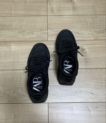 ZARA 블랙 스니커즈