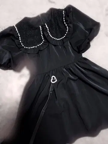 원피스 프릴 펄 옷깃 하트 버클 블랙