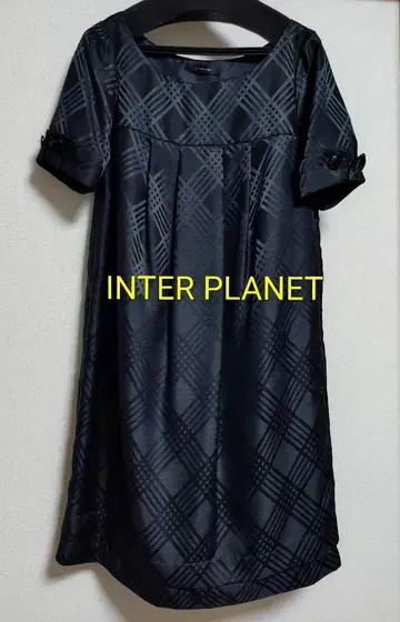 INTER PLANET 블랙 광택 체크 반팔 원피스