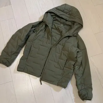 유니클로 S 사이즈 카키색 다운 코트 다운 재킷 후드 부착