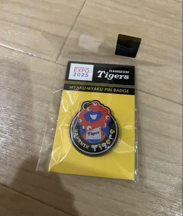 오사카 간사이 박람회 한정판 한신 타이거즈 x 미야쿠미야쿠 핀 배지
