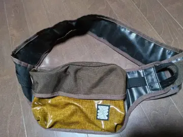 브라운 나일론 바디백