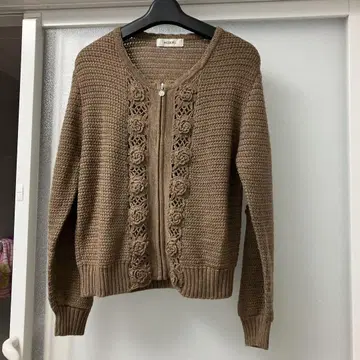 새상품급 잉게보그 까멜리아 모티브 포함 브라운 가디건