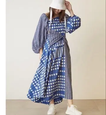 [emmi atelier] 비대칭 오프숄더 원피스 블루 체크