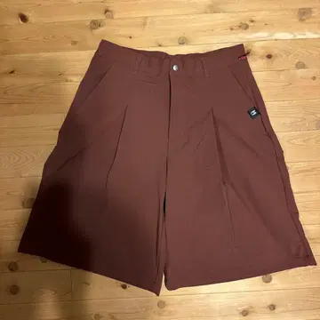 밀레 트레킹 숏팬츠 브라운 와이드 실루엣