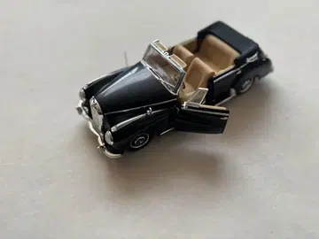 벤츠 300c 1/18 ricko