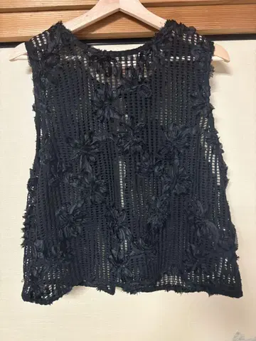 블랙 레이스 꽃무늬 자수 슬리브리스 베스트