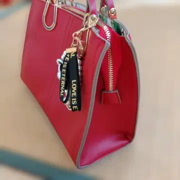 빨간색 핸드백 LOVE IS ETERNAL