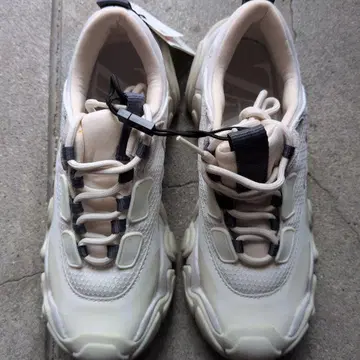 미사용 새상품 ZARA 통굽 화이트 색상 스니커즈 36 사이즈